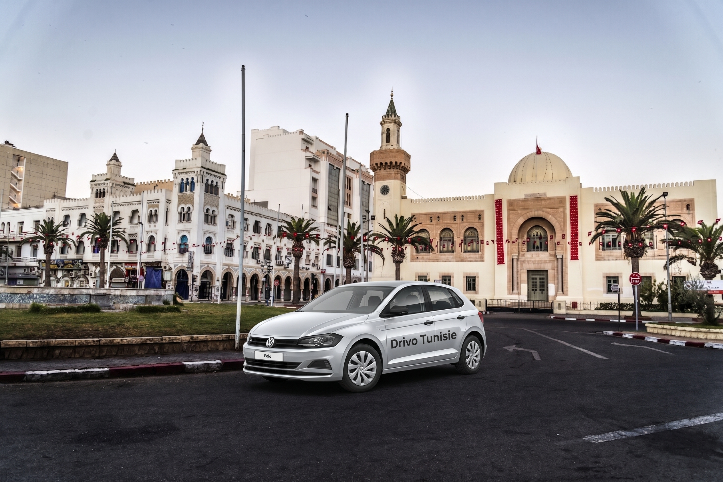 Volkswagen Polo Drivo Tunisie devant l'Hôtel de Ville de Sfax — flotte authentique livrée à Sfax
